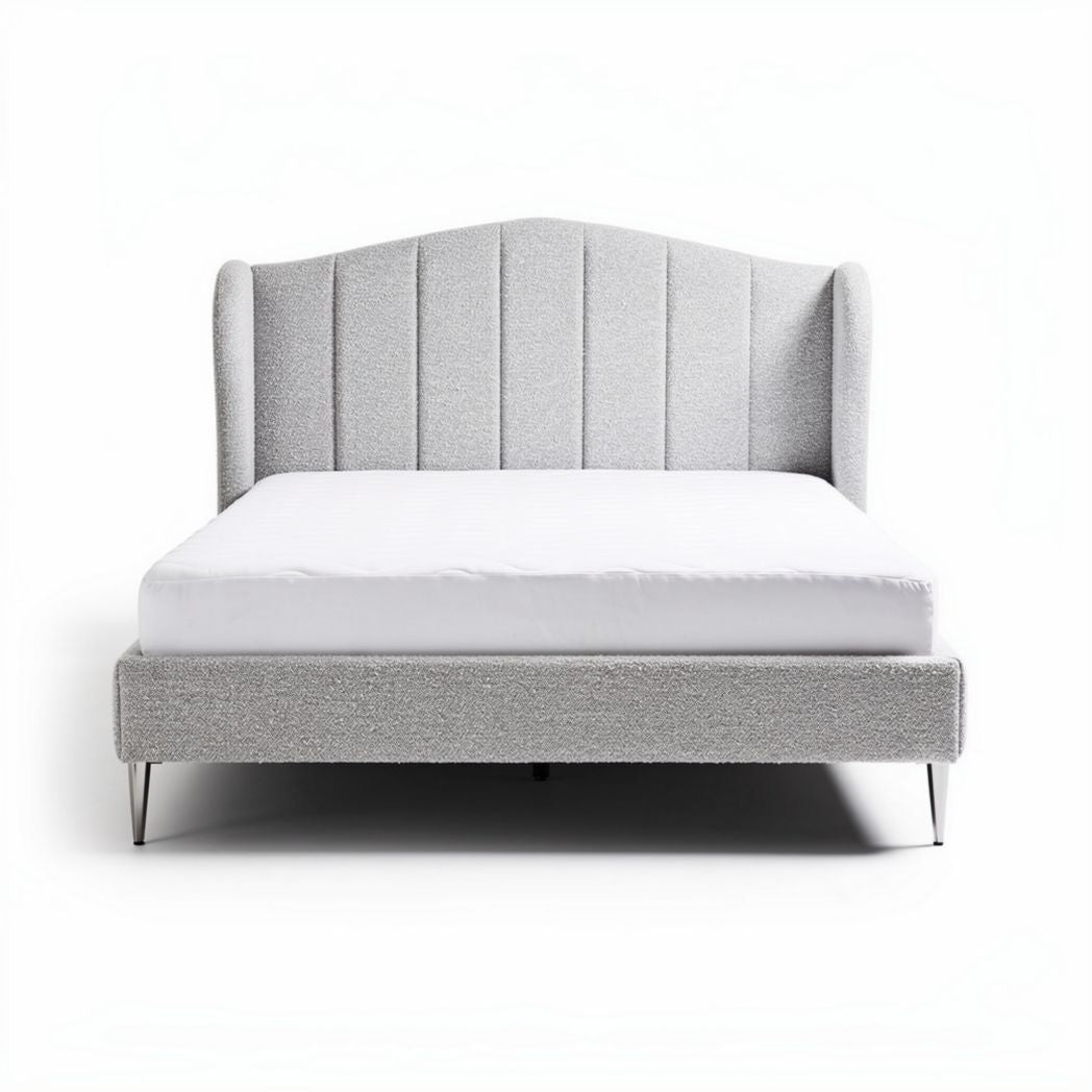 Cama de casal em tecido cinza claro com cabeceira estofada 211 x 168 x 106cm